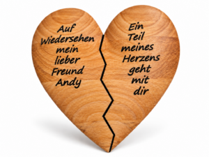 Herzförmiges Holzwerkstück mit individueller Schriftgravur und geteilter Kontur