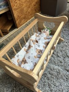 Handgefertigte Puppenwiege aus Holz mit individuell gefertigten Bauteilen